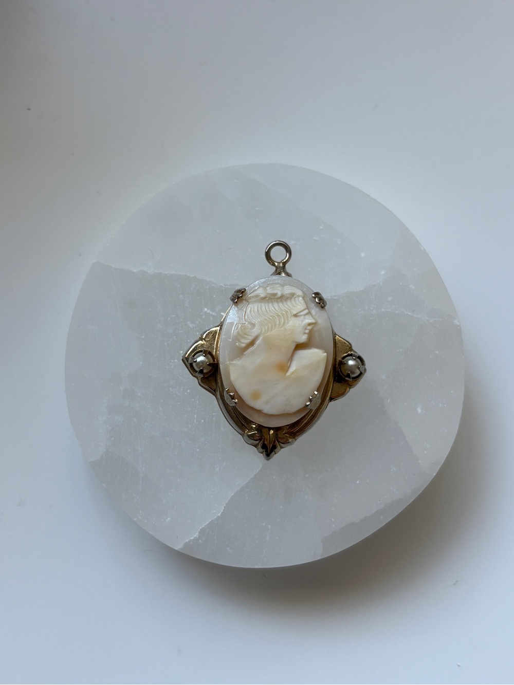 Vintage carved shell cameo necklace pendant